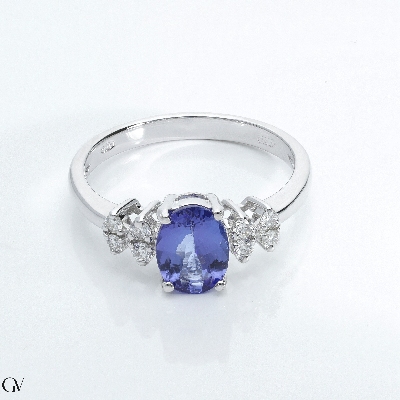 Bague en or blanc 18k avec diamants et tanzanite ovale