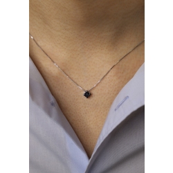 Collier en or blanc 18 carats avec diamant noir taille brillant sur griffes brunies 2