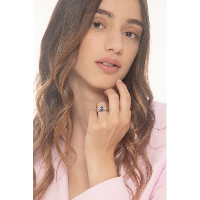 Bague en or blanc 18k avec diamants et tanzanite ovale Bague en or blanc 18k avec diamants et tanzanite ovale
