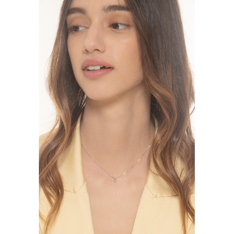 Collier or blanc 18K avec diamant brillant Collier or blanc 18K avec diamant brillant