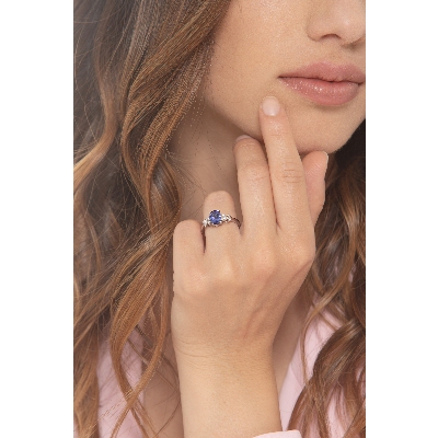 Bague en or blanc 18k avec diamants et tanzanite ovale