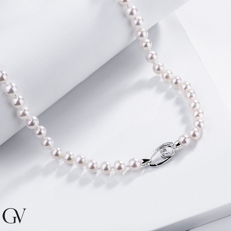 Collier de perles japonaises avec fermoir en or blanc et diamants Collier de perles japonaises avec fermoir en or blanc et diamants