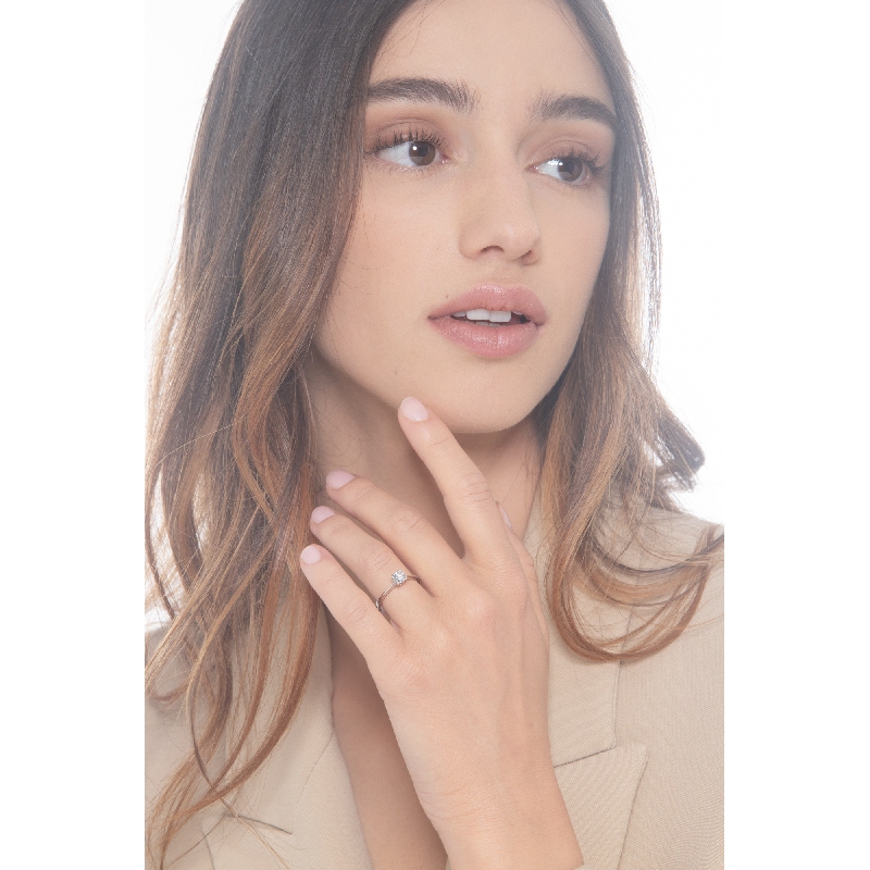 Bague solitaire en or blanc 18k à quatre griffes ct. 0,40  Bague solitaire en or blanc 18k à quatre griffes ct. 0,40