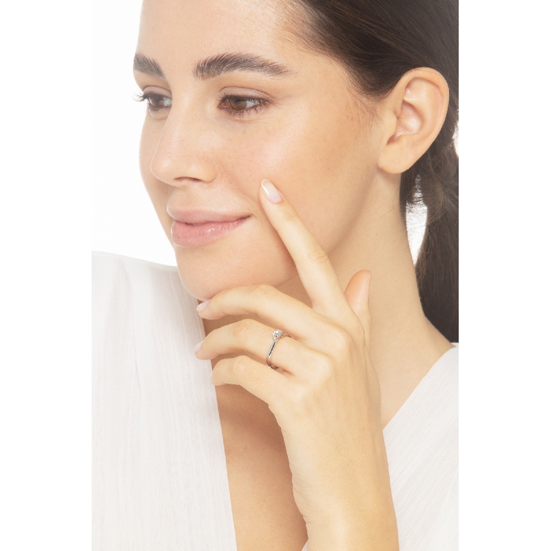 Bague solitaire 4 griffes en or blanc 18k avec diamant 0,30 ct