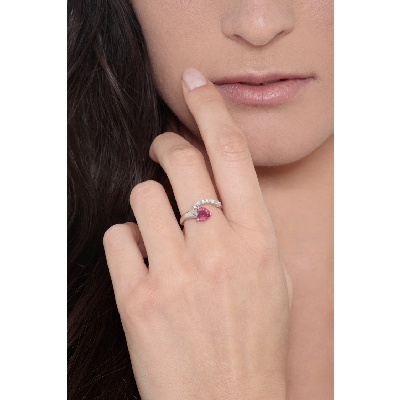 Bague en or blanc 18k avec rubis en forme de cœur et diamants