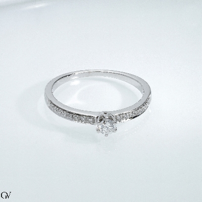 Bague solitaire à six griffes en or blanc 18 CT 