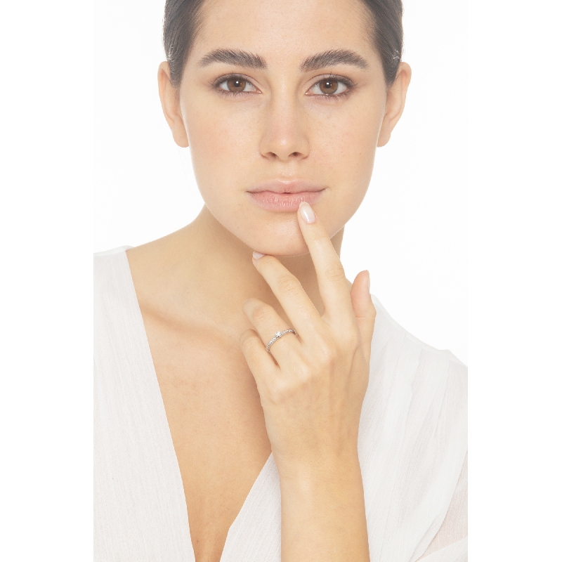 Bague solitaire en or blanc 18 carats avec diamants sur la monture Bague solitaire en or blanc 18 carats avec diamants sur la monture