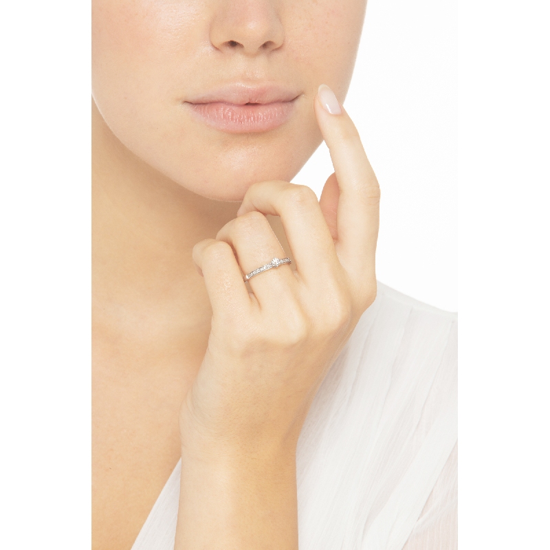 Bague solitaire en or blanc 18 carats avec diamants sur la monture Bague solitaire en or blanc 18 carats avec diamants sur la monture