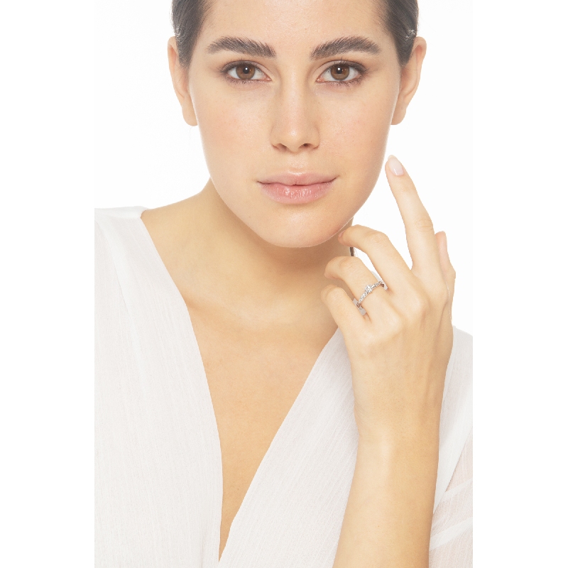 Bague solitaire avec diamant central sertie de diamants Bague solitaire avec diamant central sertie de diamants