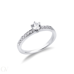 Bague solitaire avec diamant central sertie de diamants