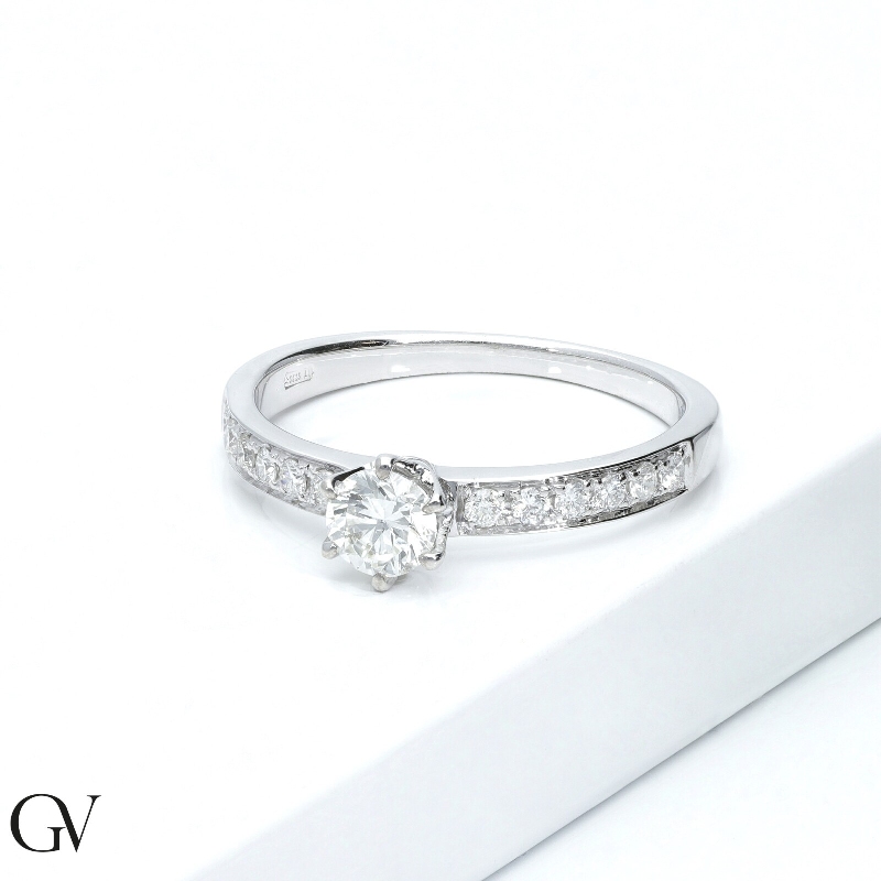 Bague solitaire en or blanc 18 carats et diamant central 0,50 ct Bague solitaire en or blanc 18 carats et diamant central 0,50 ct