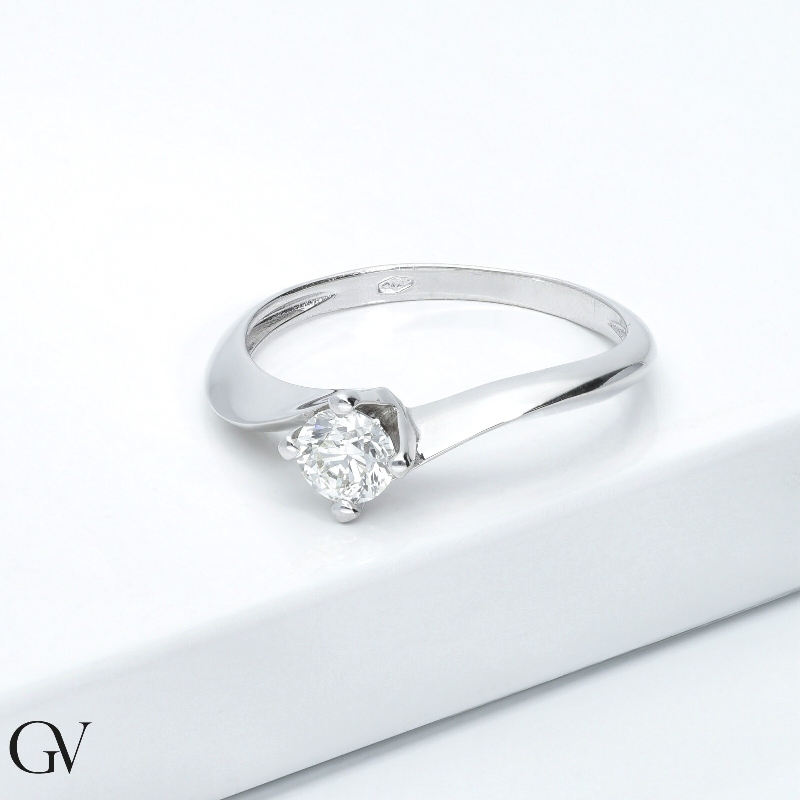 Solitaire modèle Valentino en or blanc 18ct avec diamant 0,40 carat Solitaire modèle Valentino en or blanc 18ct avec diamant 0,40 carat