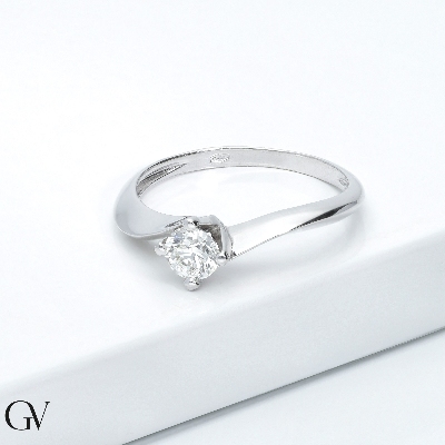 Solitaire modèle Valentino en or blanc 18ct avec diamant 0,40 carat