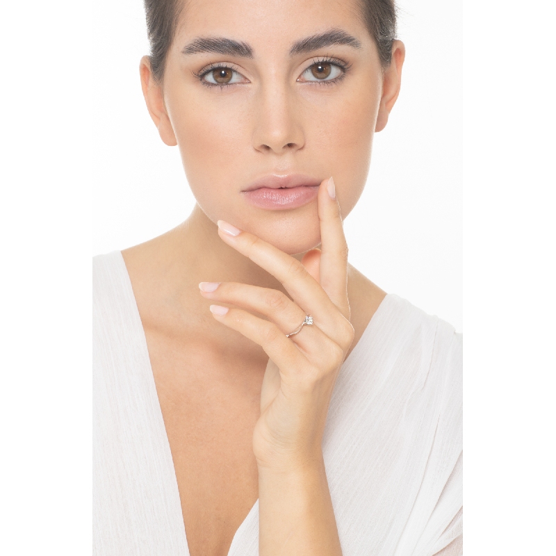 Solitaire modèle Valentino en or blanc 18ct avec diamant 0,40 carat Solitaire modèle Valentino en or blanc 18ct avec diamant 0,40 carat