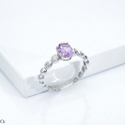 Bague en or blanc 18 carats avec une améthyste et 2 diamants 