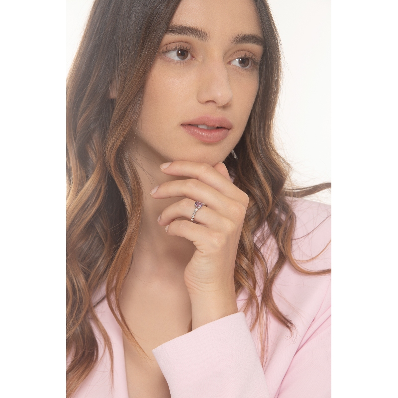 Bague en or blanc 18 carats avec une améthyste et 2 diamants  Bague en or blanc 18 carats avec une améthyste et 2 diamants