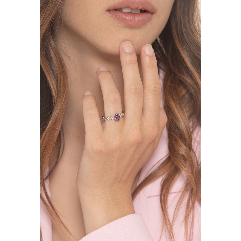 Bague en or blanc 18 carats avec une améthyste et 2 diamants  Bague en or blanc 18 carats avec une améthyste et 2 diamants