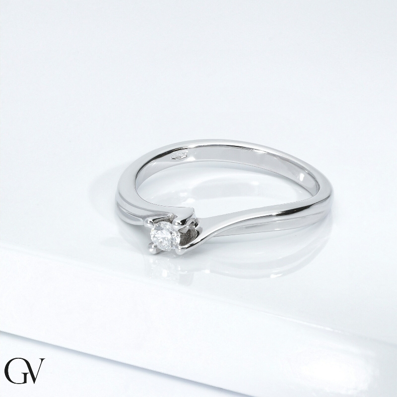Bague solitaire en or blanc 18 ct avec diamant 0,10 ct Bague solitaire en or blanc 18 ct avec diamant 0,10 ct