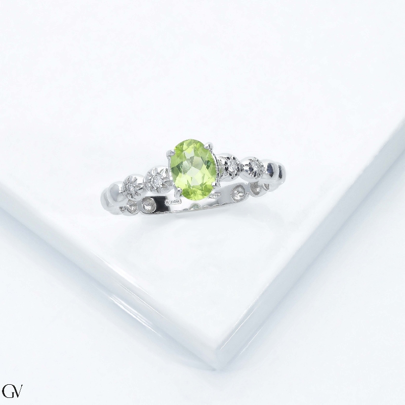 Bague en or blanc 18 carats avec un péridot et 2 diamants Bague en or blanc 18 carats avec un péridot et 2 diamants