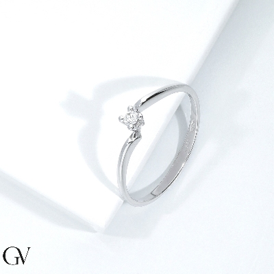 Bague solitaire en or blanc 18 carats avec diamant