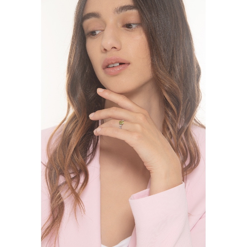 Bague en or blanc 18 carats avec un péridot et 2 diamants Bague en or blanc 18 carats avec un péridot et 2 diamants