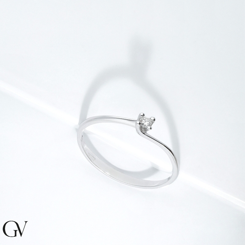 Bague solitaire en or blanc 750 avec diamant 0,04 ct Bague solitaire en or blanc 750 avec diamant 0,04 ct