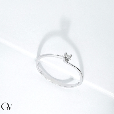 Bague solitaire en or blanc 750 avec diamant 0,04 ct