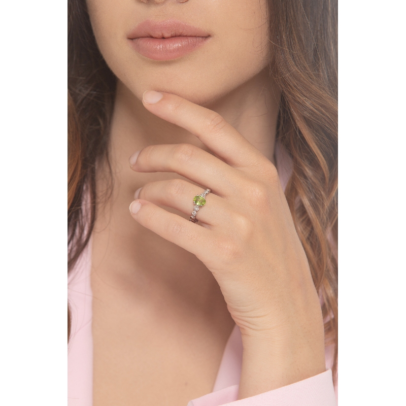 Bague en or blanc 18 carats avec un péridot et 2 diamants Bague en or blanc 18 carats avec un péridot et 2 diamants