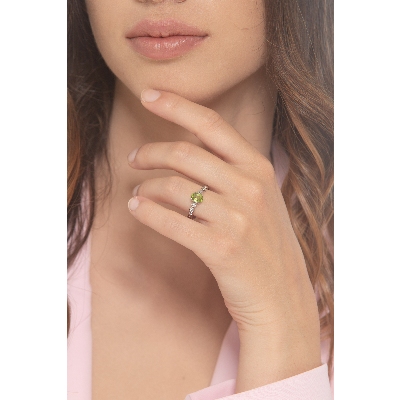 Bague en or blanc 18 carats avec un péridot et 2 diamants