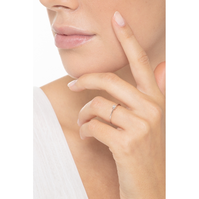 Bague 0.04 ct  solitaire en or blanc 18 carats avec diamant  Bague 0.04 ct  solitaire en or blanc 18 carats avec diamant