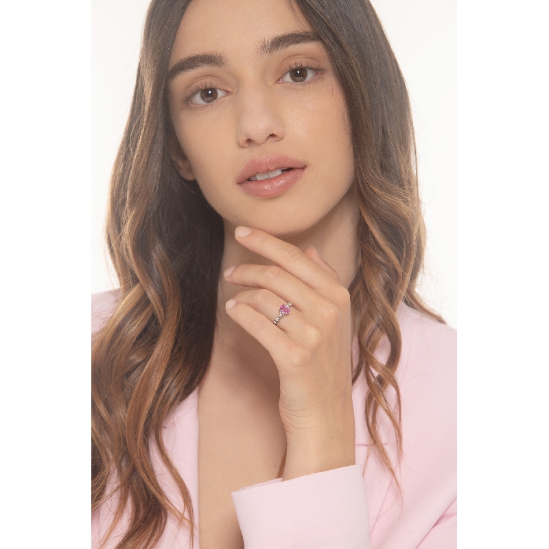 Bague en or blanc 18 carats avec un saphir rose et 2 diamants 