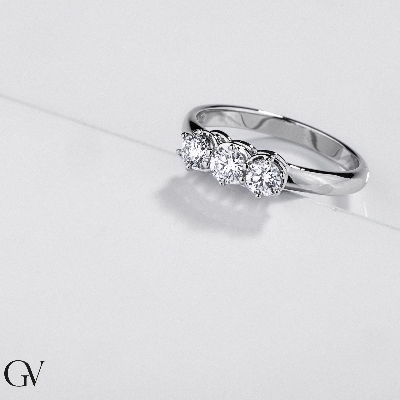 Bague trilogy en or blanc 18k avec diamants taille brillant 0.90 ct