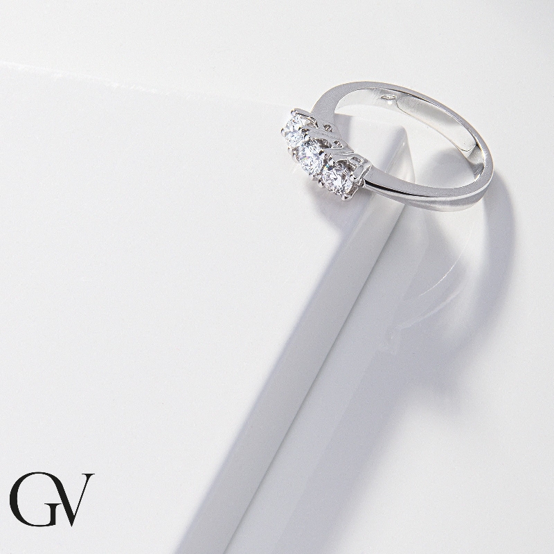 Bague Trilogy Classique en or blanc 18k avec diamants taille brillant