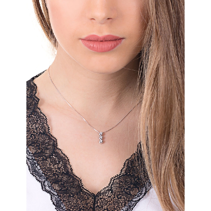 Collier en or blanc 18k pendentif trilogy en diamants ct 0,15  Collier en or blanc 18k pendentif trilogy en diamants ct 0,15