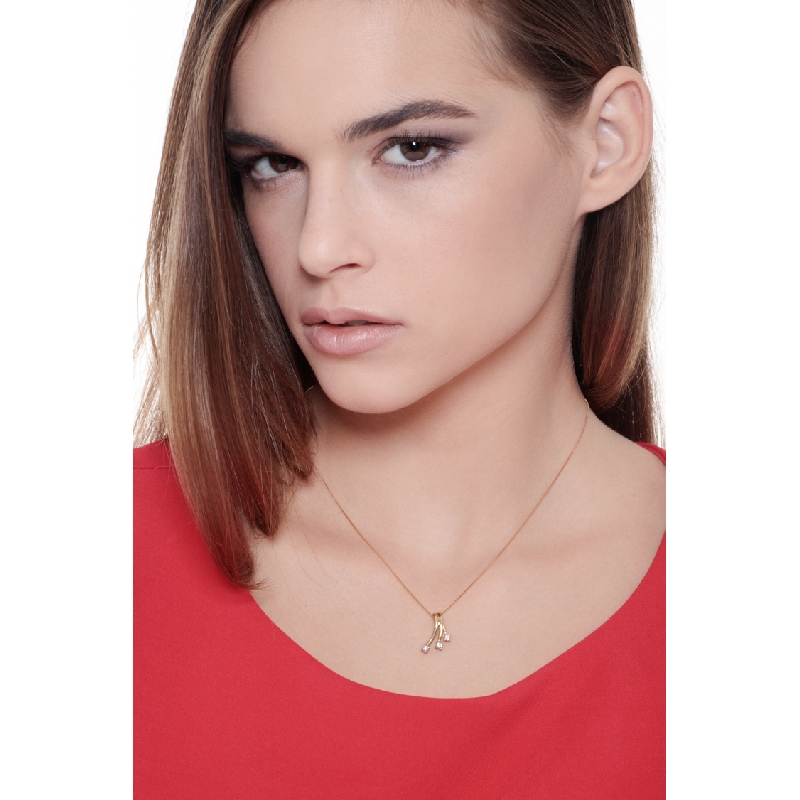 Collier en or jaune 18k avec pendentif trilogy en diamants Collier en or jaune 18k avec pendentif trilogy en diamants