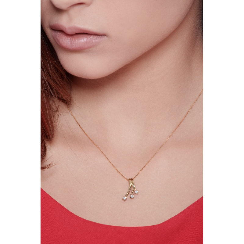 Collier en or jaune 18k avec pendentif trilogy en diamants Collier en or jaune 18k avec pendentif trilogy en diamants