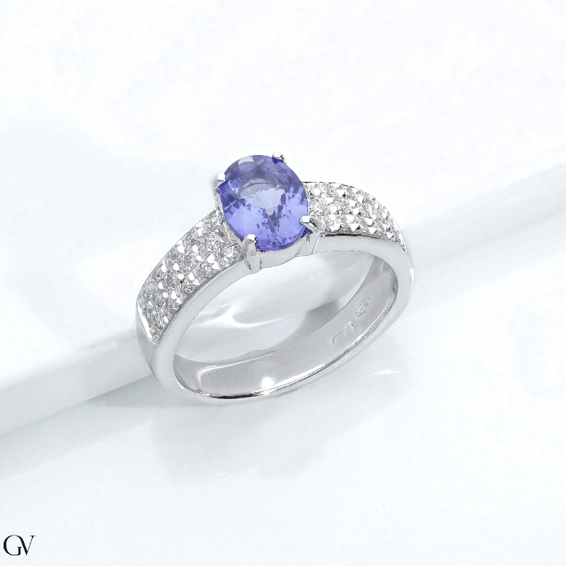 Bague bandeau en or blanc 18k avec une tanzanite Bague bandeau en or blanc 18k avec une tanzanite