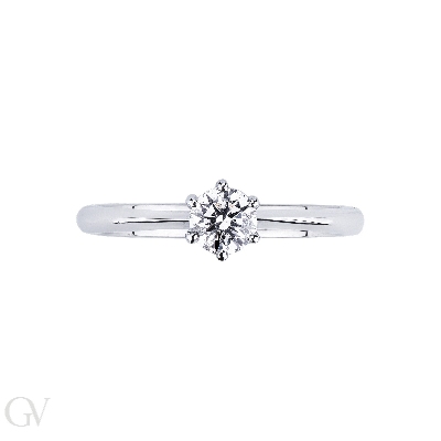 Monture solitaire à six griffes.