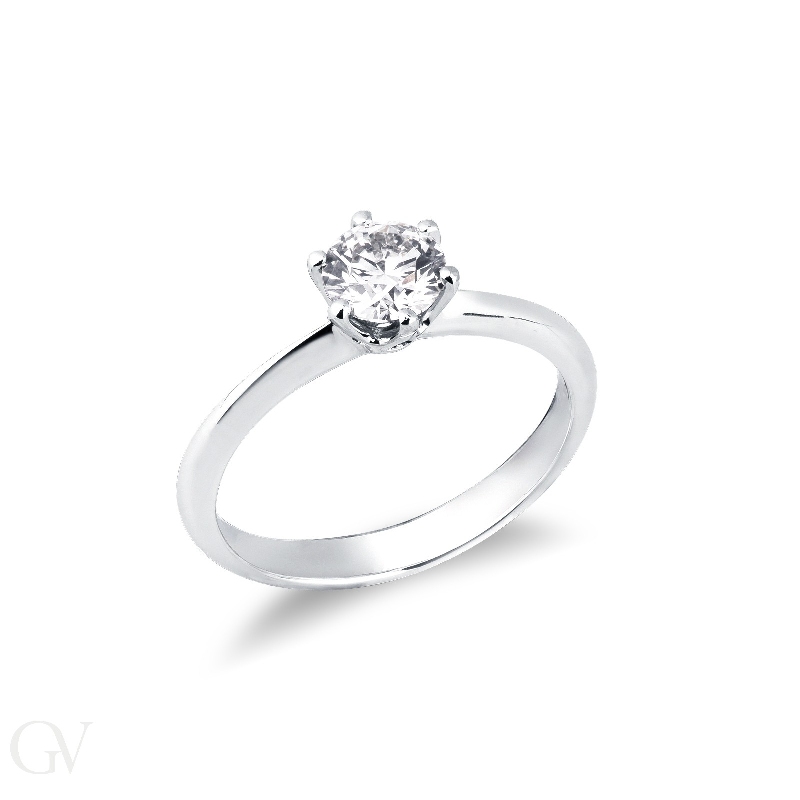 Monture solitaire à six griffes.