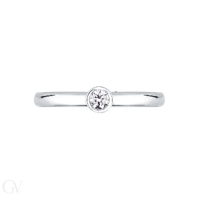 Monture solitaire avec serti clos.