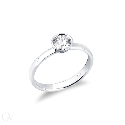 Monture solitaire avec serti clos.