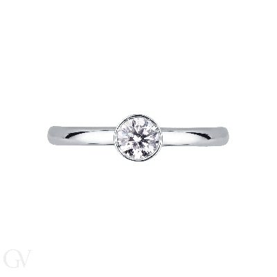 Monture solitaire avec serti clos.