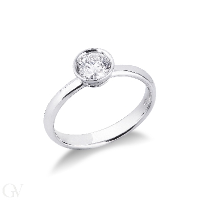 Monture solitaire avec serti clos.