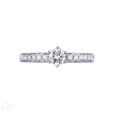 Monture solitaire linéaire à six griffes avec diamants sur la tige.