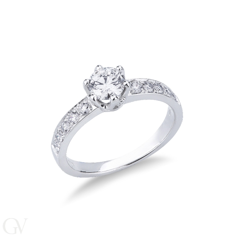 Monture solitaire linéaire à six griffes avec diamants sur la tige.