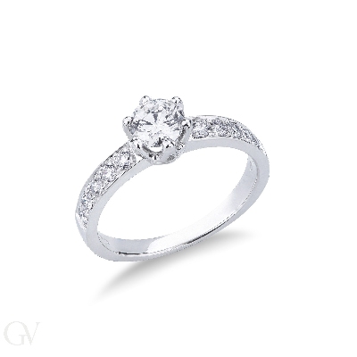 Monture solitaire linéaire à six griffes avec diamants sur la tige.