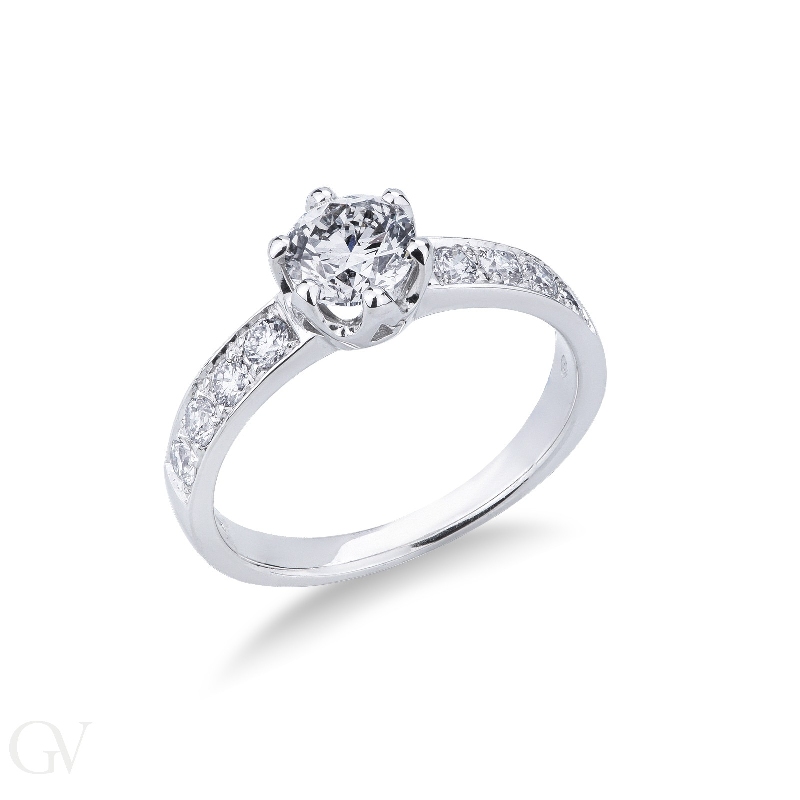 Monture solitaire linéaire à six griffes avec diamants sur la tige.