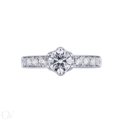 Monture solitaire linéaire à six griffes avec diamants sur la tige.