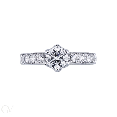 Monture solitaire linéaire à six griffes avec diamants sur la tige.