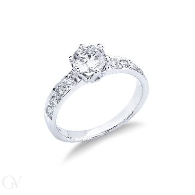 Monture solitaire linéaire à six griffes avec diamants sur la tige.